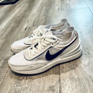Like NEW - Nike Women’s Waffle Iris whisper sneakers, size 8.